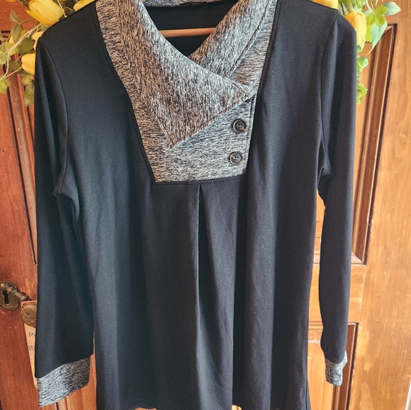 Womens plus top - Picture 2 of 6